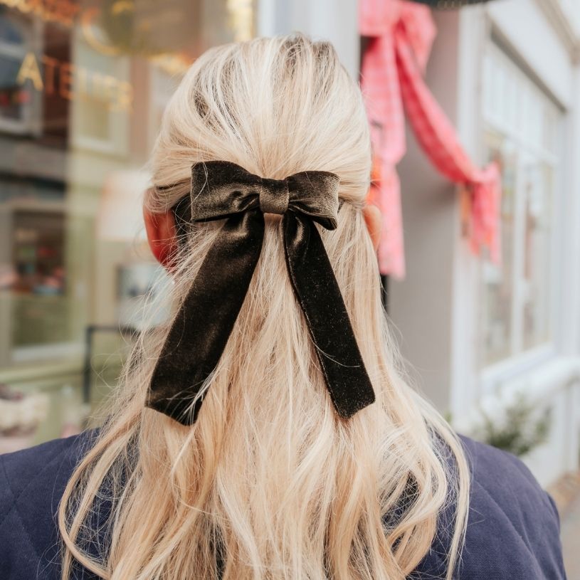 Dunkelbraune Samt-Schleife als Haarspange