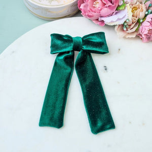 Dunkelgrüne Samt-Schleife als Haarspange
