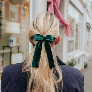 Dunkelgrüne Samt-Schleife als Haarspange