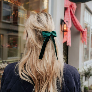 Dunkelgrüne Samt-Schleife als Haarspange