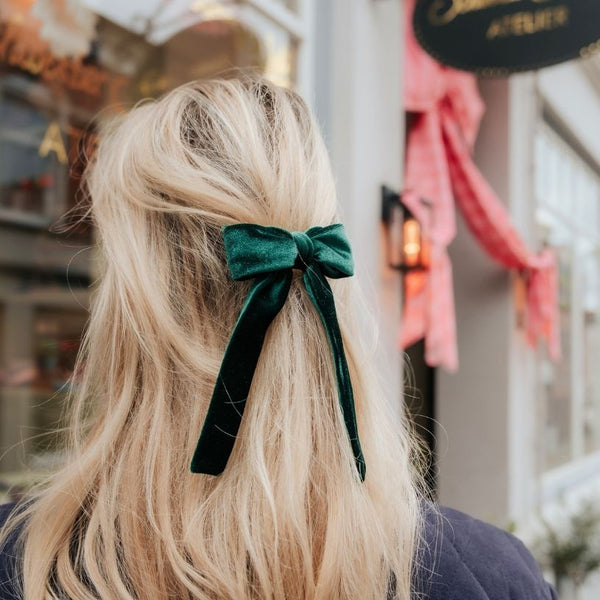 Dunkelgrüne Samt-Schleife als Haarspange