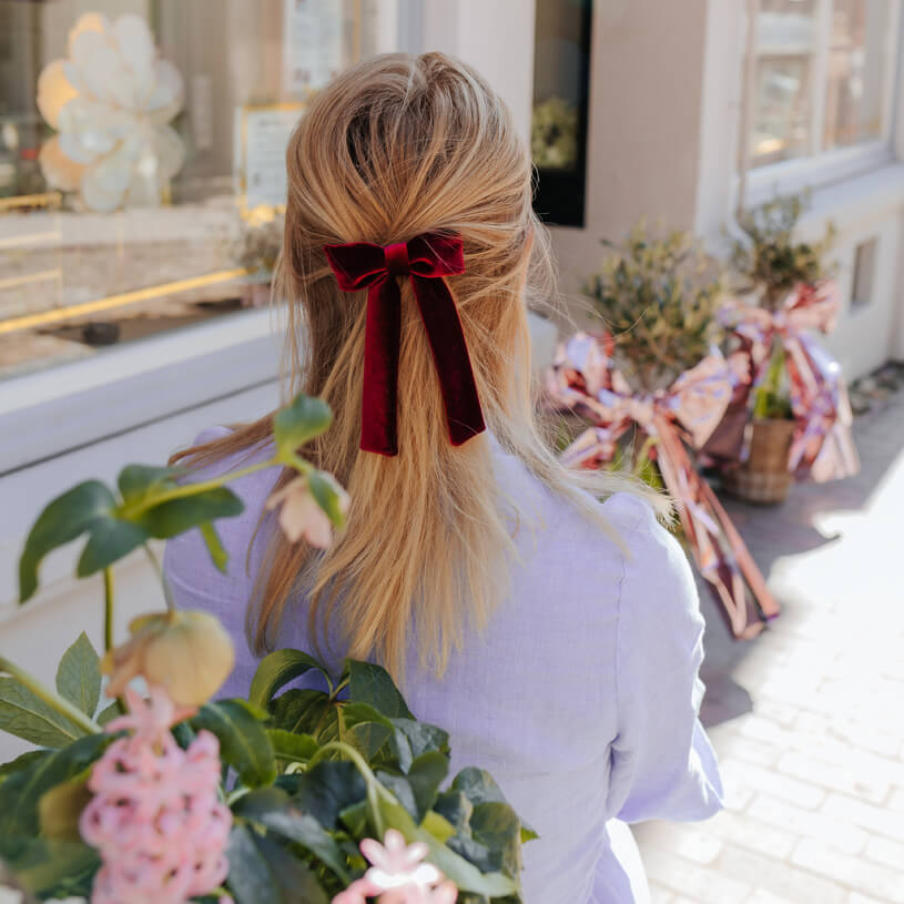 Dunkelrote Samt-Schleife als Haarspange