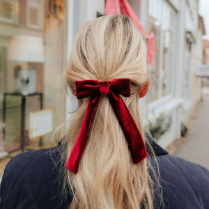 Dunkelrote Samt-Schleife als Haarspange