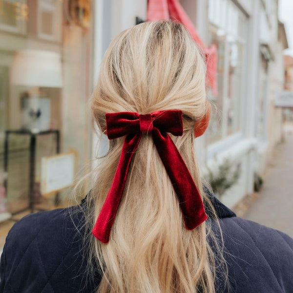 Dunkelrote Samt-Schleife als Haarspange