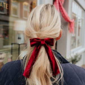 Dunkelrote Samt-Schleife als Haarspange