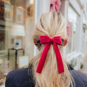 Pinke Samt-Schleife als Haarspange