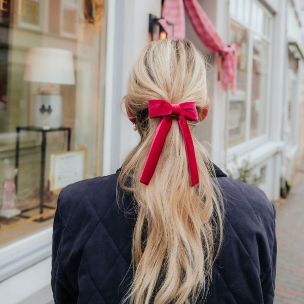 Pinke Samt-Schleife als Haarspange