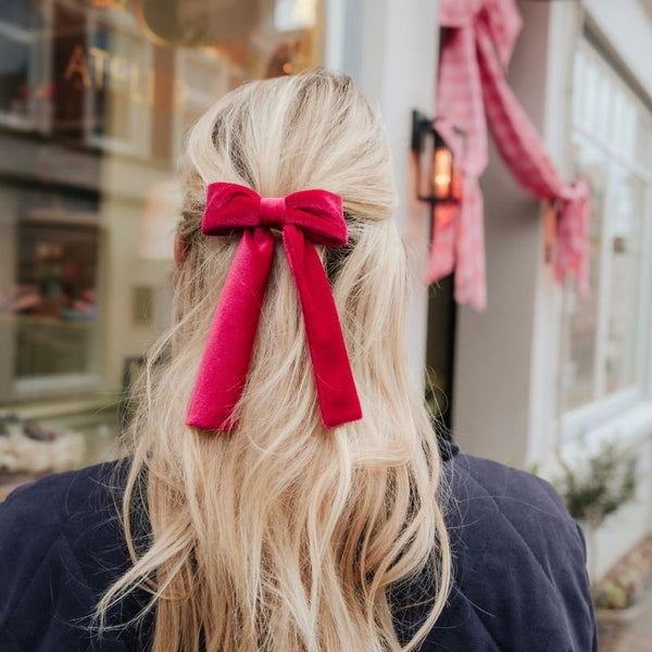 Pinke Samt-Schleife als Haarspange