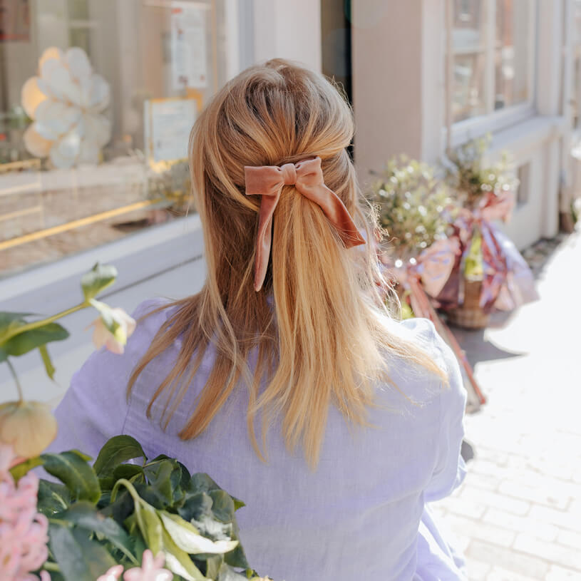 Puderrosa Samt-Schleife als Haarspange