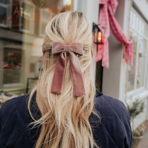 Puderrosa Samt-Schleife als Haarspange