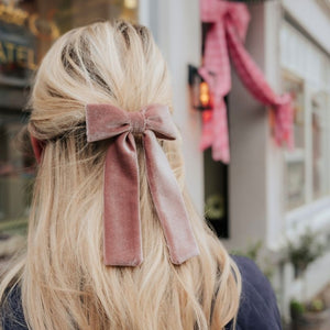 Puderrosa Samt-Schleife als Haarspange