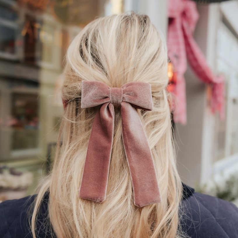 Puderrosa Samt-Schleife als Haarspange