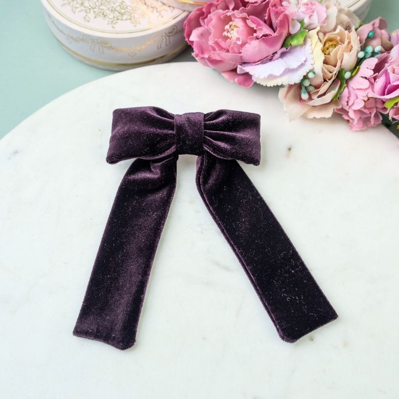 Pflaumenviolette Samt-Schleife als Haarspange