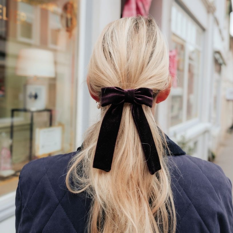 Pflaumenviolette Samt-Schleife als Haarspange