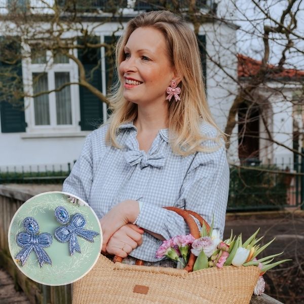 Zarte Soutacheohrringe als Schleife