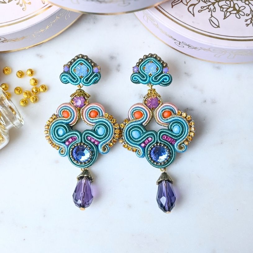 Vorbestellbar - Extravagante Soutache-Ohrringe in Blau, Grün und Violett