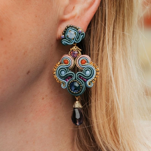 Vorbestellbar - Extravagante Soutache-Ohrringe in Blau, Grün und Violett