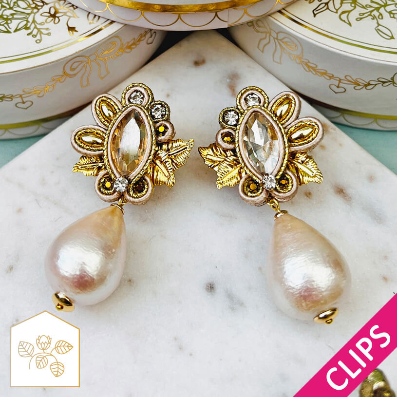Raffinierte Soutache-Ohrclips in Gold und Champagner mit Baumwolltropfen