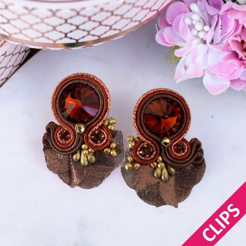 Kleine Soutache-Ohrclips in Brauntönen