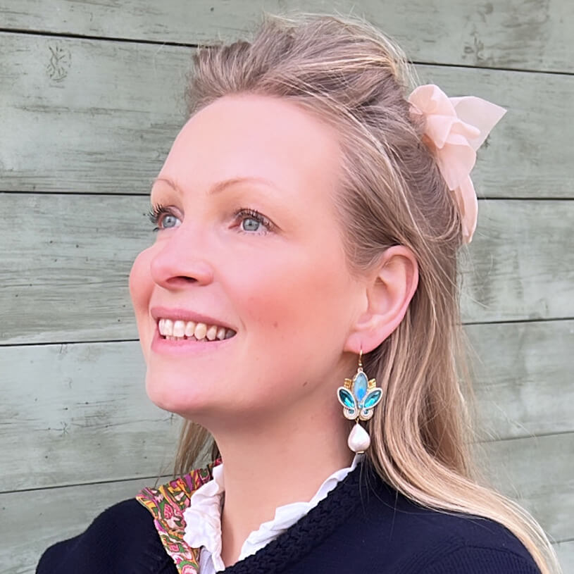 Schöne Soutache-Ohrhänger in Blautönen und Gold mit Baumwolltropfen