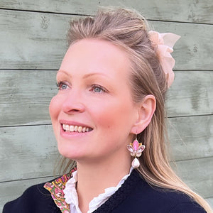 Schöne Soutache-Ohrhänger in Rosa und zartem Gold mit Baumwolltropfen