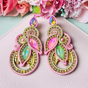 Individuelle Soutache-Ohrringe in zartem Rosa