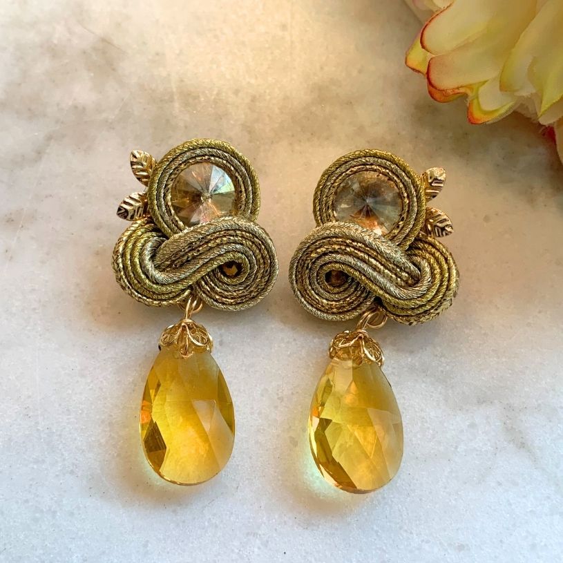Edle Tropfen-Soutacheohrringe in Gold und Champagner