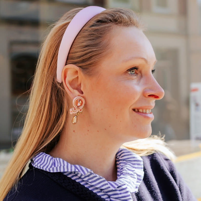 Stylische Soutache-Ohrstecker in Rosa