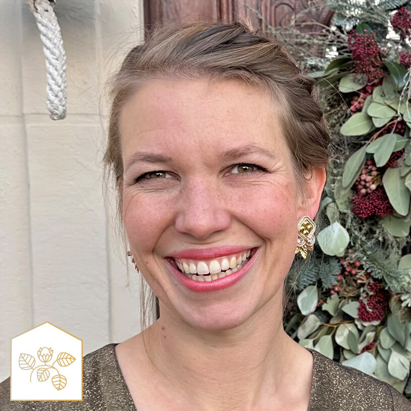 Elegante Soutache-Ohrstecker in Gold und Champagner