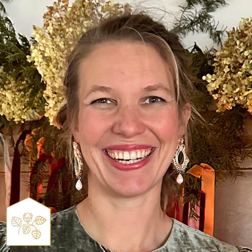 Samt-Soutache-Ohrstecker in Grün und Gold mit Baumwolltropfen