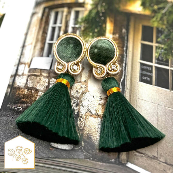 Samt-Soutache-Ohrstecker in Grün und Gold mit Quaste