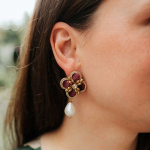 Samt-Blüten-Soutache-Ohrstecker in Rot und Gold mit Baumwolltropfen