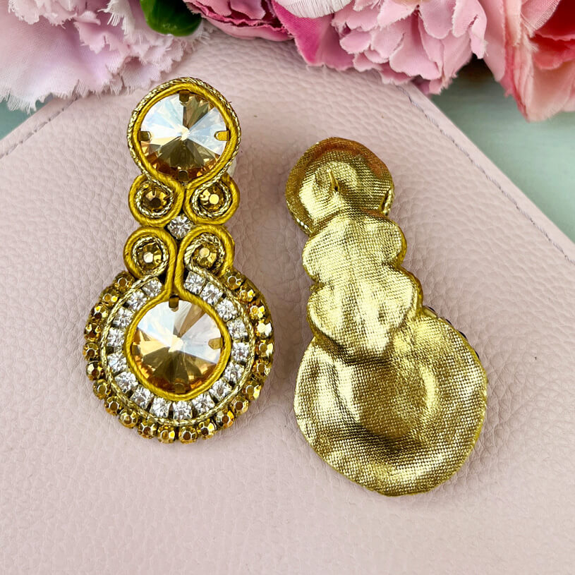 Glitzernde Soutache-Ohrstecker in Champagner mit Kristallen