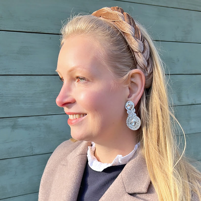 Glitzernde Soutache-Ohrstecker in Weiß mit Kristallen