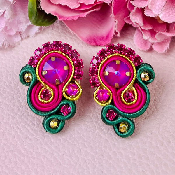 Schöne Soutache-Ohrringe in Pink und Grün
