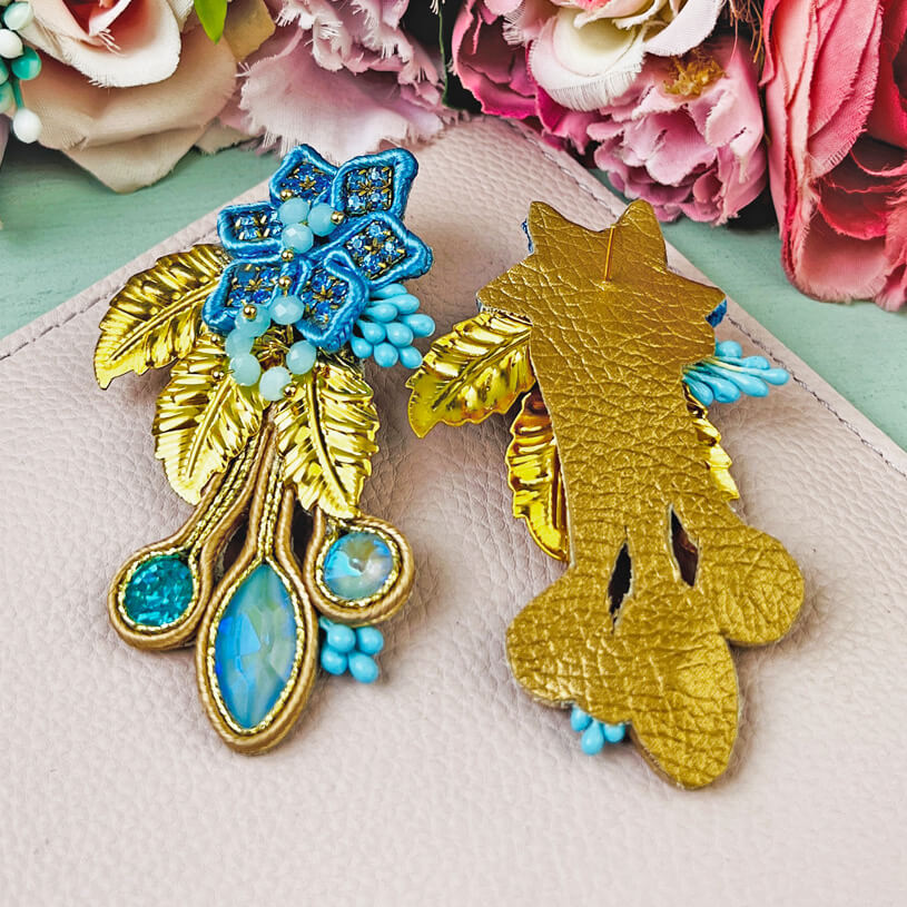 Extravagante Soutache-Ohrringe in Blautönen und Gold