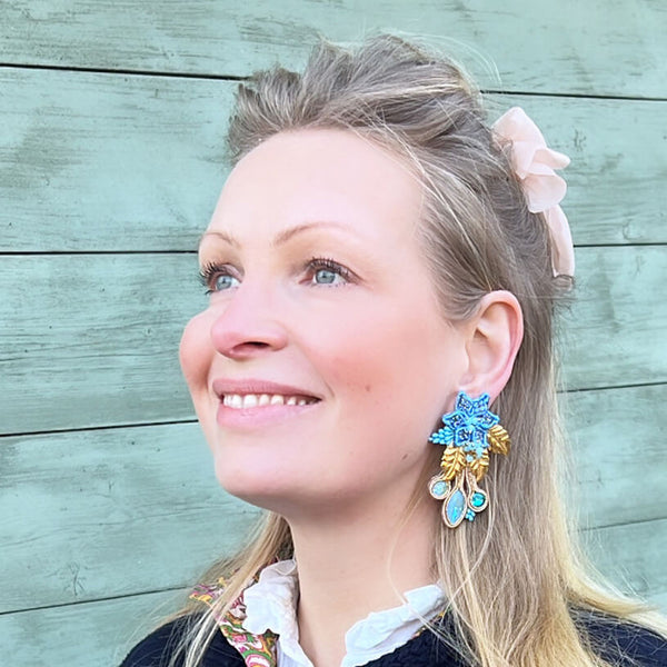Extravagante Soutache-Ohrringe in Blautönen und Gold