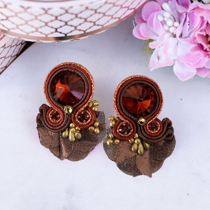 Kleine Soutache-Ohrringe in Brauntönen