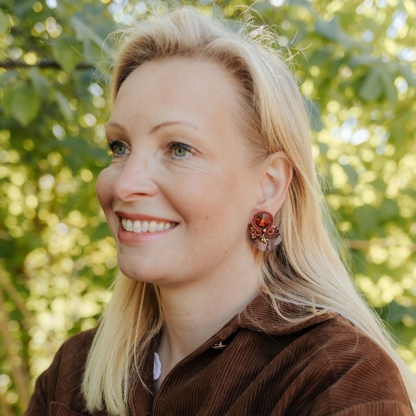 Kleine Soutache-Ohrringe in Brauntönen