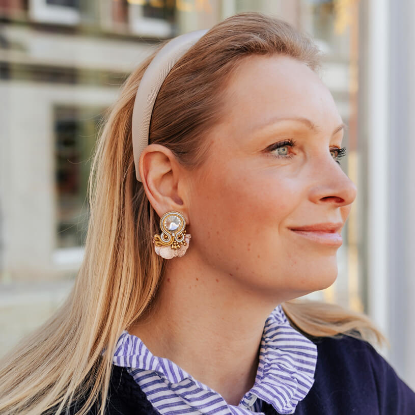 Kleine Soutache-Ohrringe in Lachs und Champagner