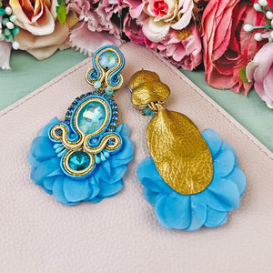 Außergewöhnliche Soutache-Ohrringe in Blautönen und Gold