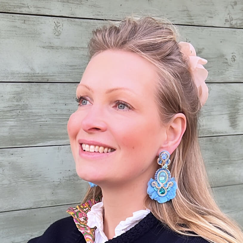 Außergewöhnliche Soutache-Ohrringe in Blautönen und Gold