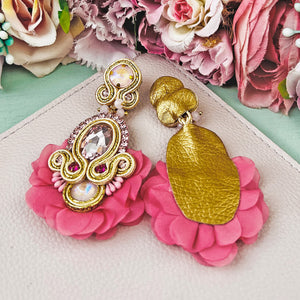Außergewöhnliche Soutache-Ohrringe in zarten Rosatönen