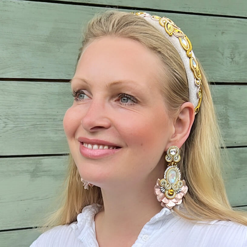 Außergewöhnliche Soutache-Ohrringe in Lachs und Champagner