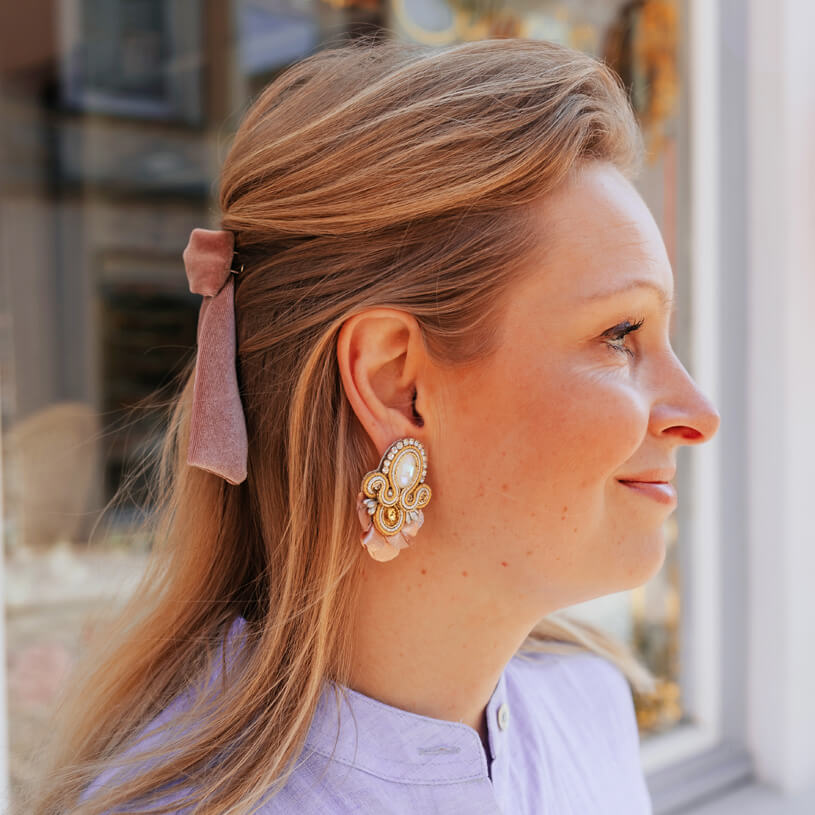 Funkelnde Soutache-Ohrringe in Lachs und Champagner