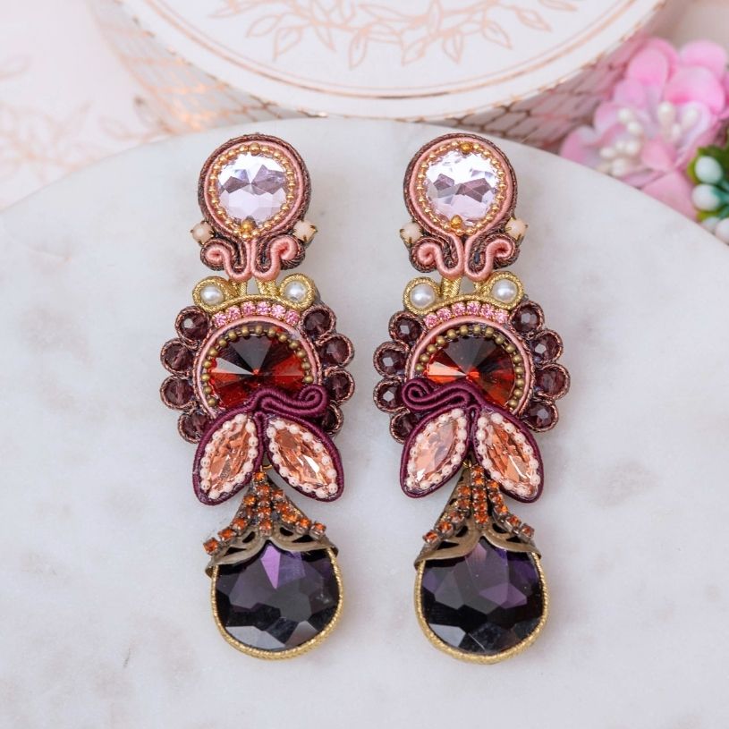 Raffinierte Soutache-Ohrstecker in Violett, Rosa und Braun