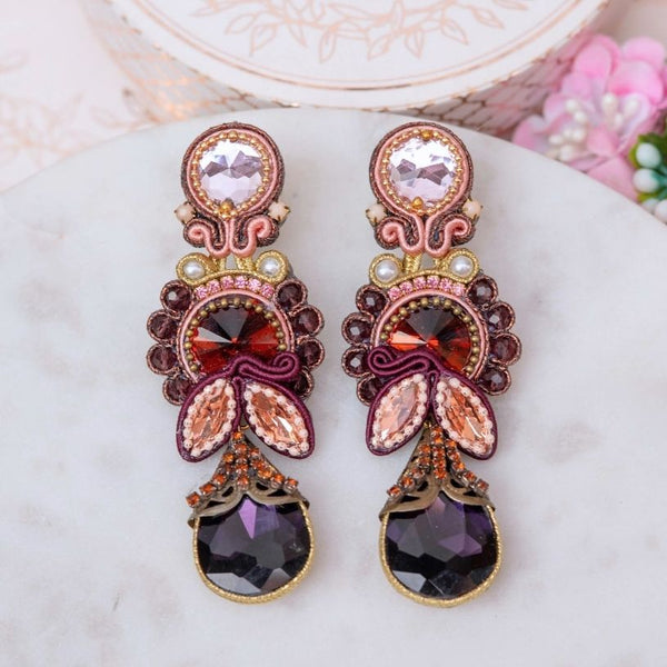 Raffinierte Soutache-Ohrstecker in Violett, Rosa und Braun