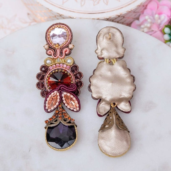 Raffinierte Soutache-Ohrstecker in Violett, Rosa und Braun