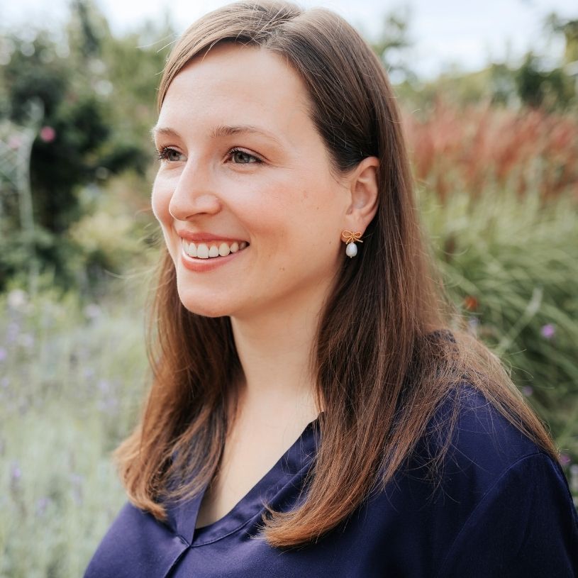 Schleifchenstecker mit edler Süßwasserperle von Janne von der Heide