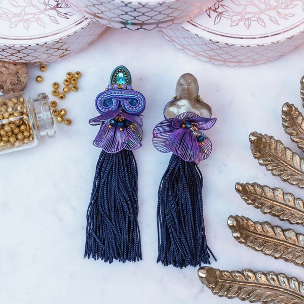 Anmutige Quasten-Soutache-Ohrringe in Violett und Blau